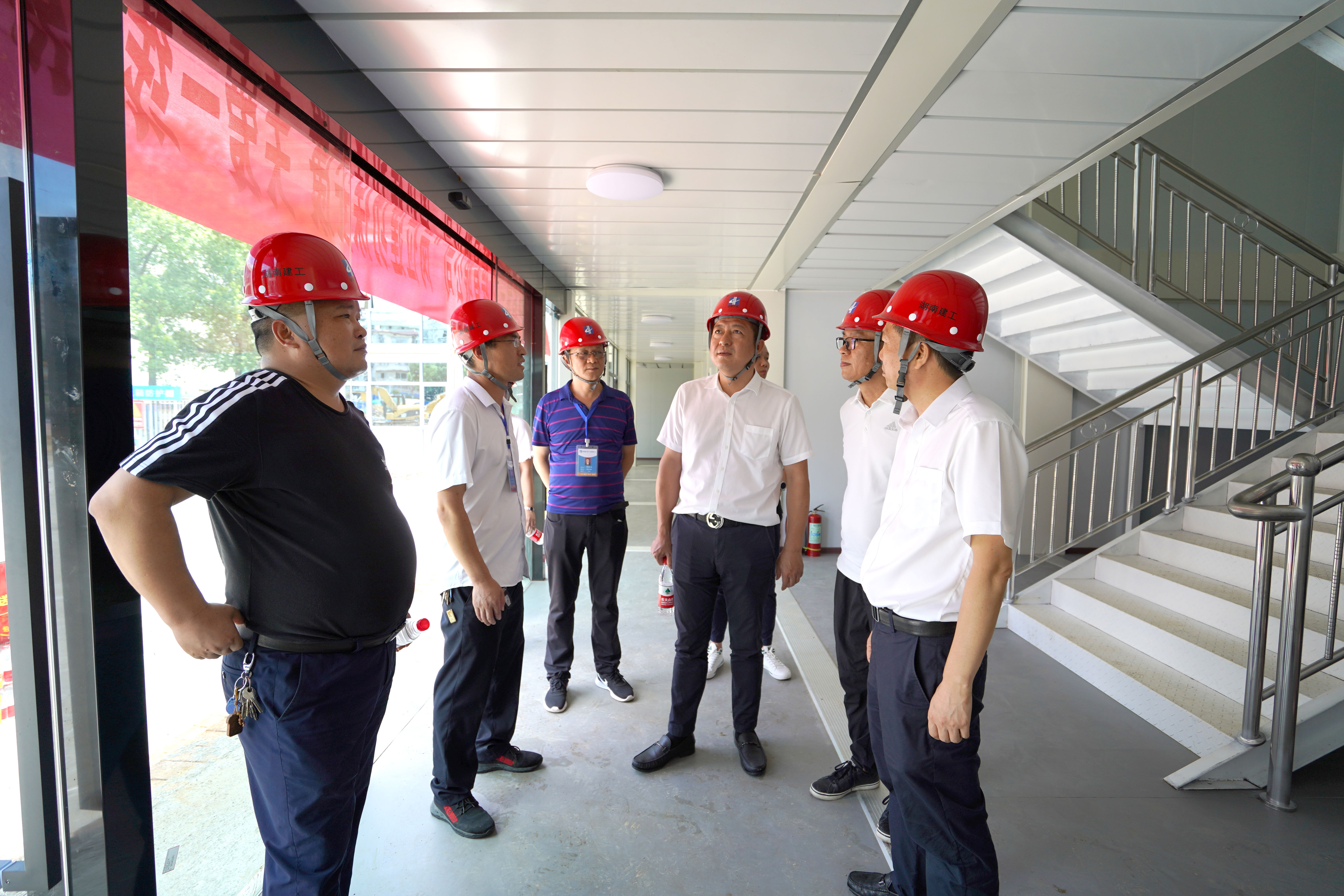 夏日送清凉 关怀暖人心｜公司党委副书记、总经理吴凯明到市一医院内科楼项目送清凉(图4)